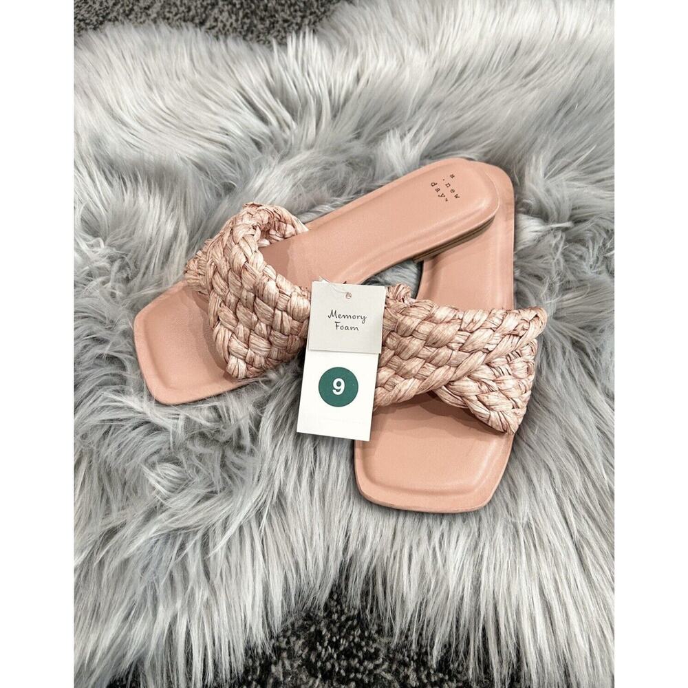 A New Day Women's Ultimate Comfort Nicolette Memory Foam Rattan Sandals 9 NWT